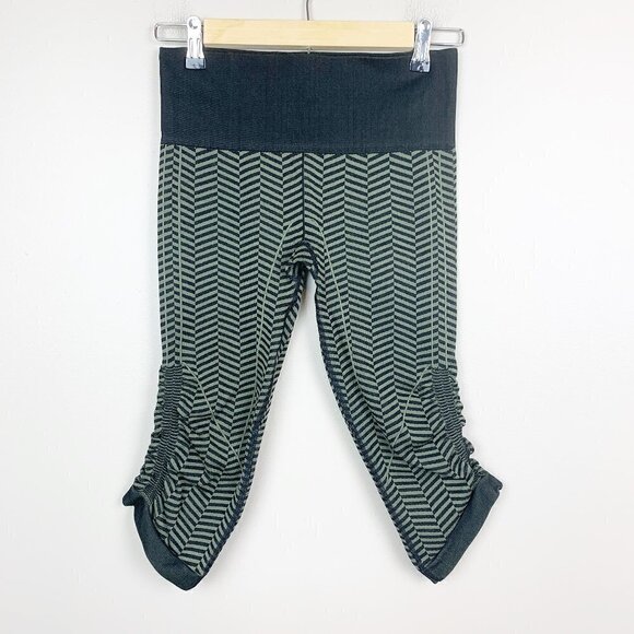 Lululemon In the Flow Cropped Leggings Green & Black Print - Size 6 - Picture 1 of 6